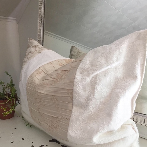 “White Linen” Cottagestyle Down Pillow - Picture 3 of 5